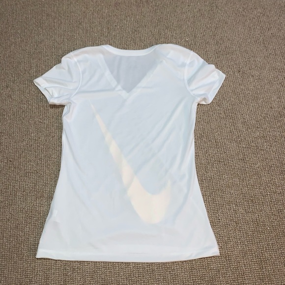 Women’s white nike t-shirt - Picture 2 of 4